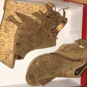 Hot tomato brand fringe wedge sandals